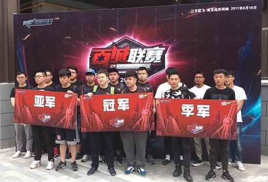 Weibo Gaming vs LNG预热海报：谁会赢下比赛，晋级败决？我们赛场见！